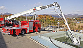 地上面から低い場所へも救助可能